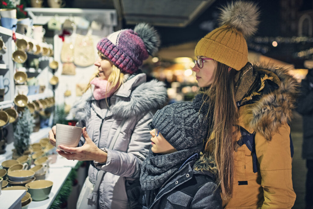 family-shopping-at-market-for-mugs-evening