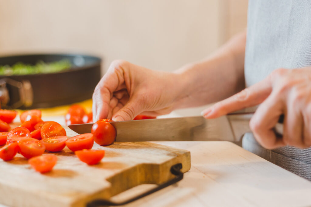 cutting-fresh-tomatoes